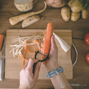 Чистите морковь