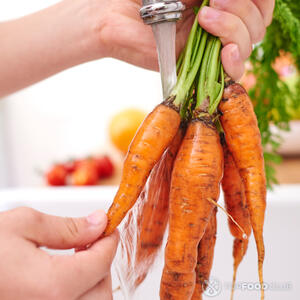 Моем морковь