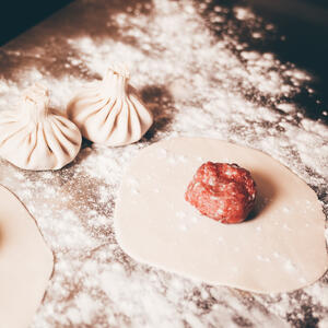 Кладем фарш в тесто