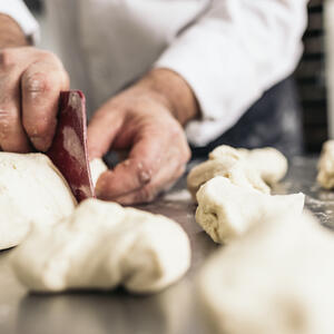 Нарезаем тесто