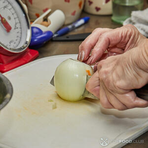 Нарезаем лук