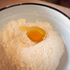 Добавляем яйцо в муку
