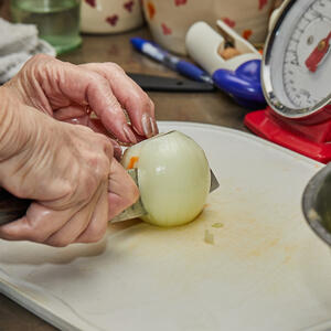 Нарезаем репчатый лук