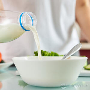 Смешиваем хлеб и молоко