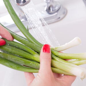 Моем зеленый лук