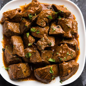 Украшаем гуляш и подаем к столу