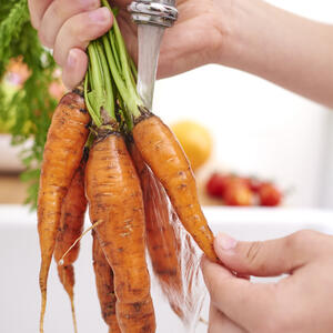 Моем морковь