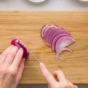 Нарзаем лук