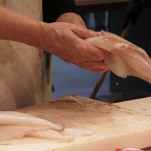 Чистить кальмар