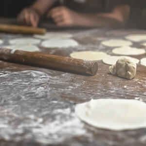 Раскатываем тесто