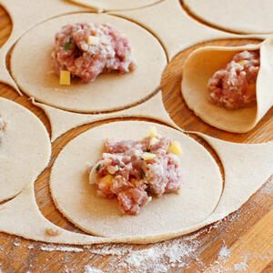 Выкладываем фарш в тесто