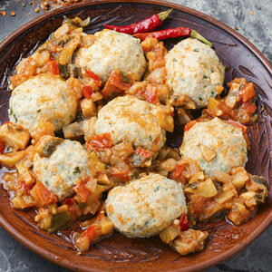 Достаем котлеты и рагу из пароварки