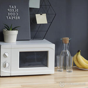 Выберите 2 кружки, предназначенные к готовке в микроволновой печи и заполните тестом на 2/3 их объема. Готовьте 2-3 минуты при мощности 850 Вт.