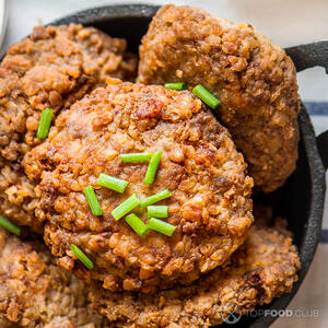 Подавайте блюдо горячим, со свежим салатом и соусом из сметаны или майонеза с чесноком и зеленью.