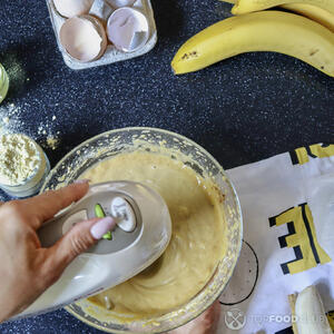 Все хорошо перемешайте ручным миксером