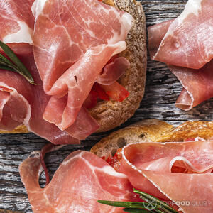  На помидоры красиво уложите ломтики хамона и посыпьте черным перцем.