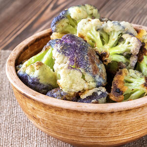 Переложите на тарелку и подавайте блюдо горячим.