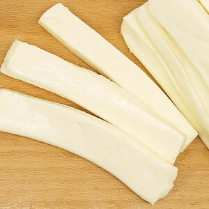 Твердый сыр нарежьте брусочками длиной 10 см. и шириной квадратного основания