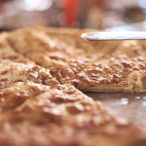  Затем переложите лепешку на блюдо, смажьте кусочком сливочного масла и подавайте горячей.