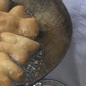 риготовьте таким образом 5-6 сырных палочек и обжаривайте их партиями.