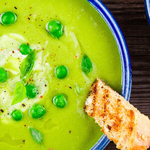 Приправьте крем-суп солью, перцем и подайте на стол горячим, украсив ложечкой сметаны и домашними гренками.