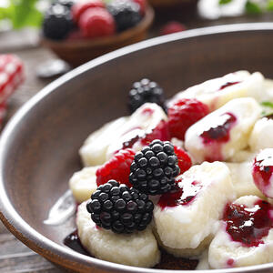 Горячие вареники с творогом подайте к столу, например, со свежими ягодами и фруктами.
