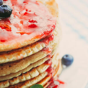 Готовые блины из зеленой гречки выкладывайте на блюдо и подавайте горячими, с начинками и дополнениями по вашему вкусу.