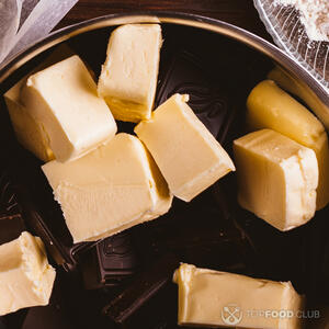 поместите в посуду для микроволновки и растопите в режиме «Разморозка» в течение 2-3 минут,