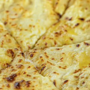  Подавайте хачапури горячими, смазав кусочком сливочного масла. 