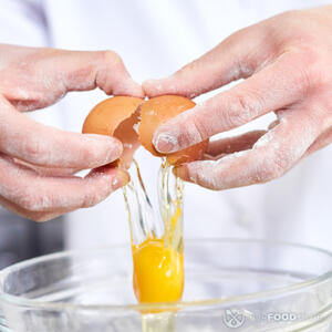 Разбиваем яйцо в фарш