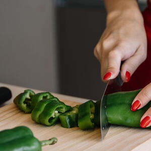 Нарезаем перец