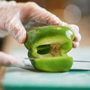 Чистим болгарский перец