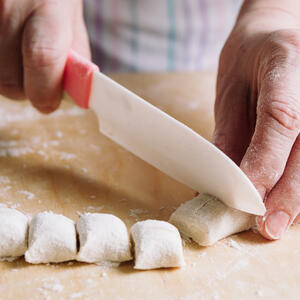 Разрезаем тесто