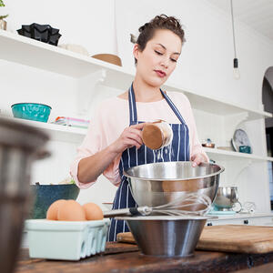 смешайте теплую воду, сахар, дрожжи 