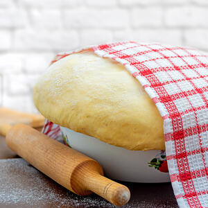 Из теста сформируйте шар, положите в миску