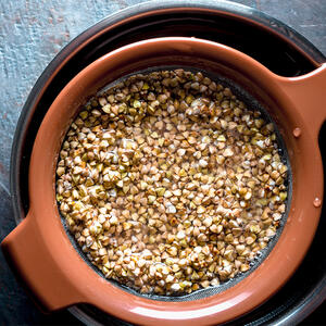 Моем гречневую крупу