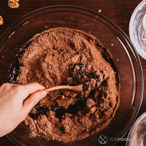 Тесто хорошо перемешайте, оно должно получиться средней густоты.