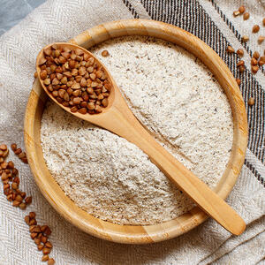 Измельчите гречневую крупу до консистенции муки 