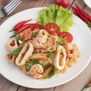  По желанию блюдо можно подать и с креветками, украсив долькой лимона или лайма.