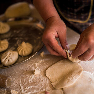 Крепко соедините верх каждого хинкали