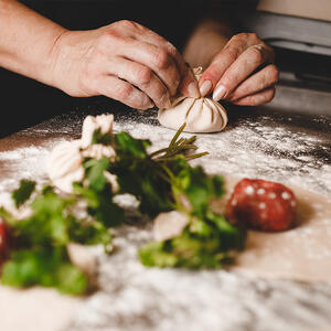 На кружок теста положите по 1 ст.л. начинки. Возьмите края кружка теста и соберите их в центре, формируя «складочки».