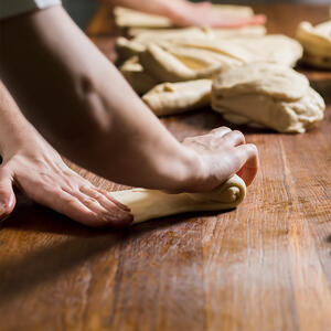 Подошедшее тесто выложите на силиконовый коврик