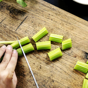 Режем сельдерей