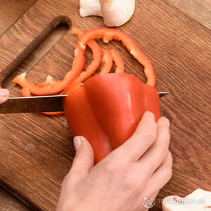 Нарезаем болгарский перец