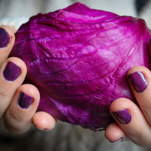 Моем красную капусту