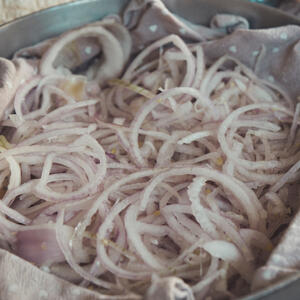 Нарезаем лук