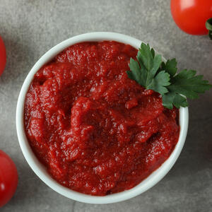 Добавляем томатную пасту