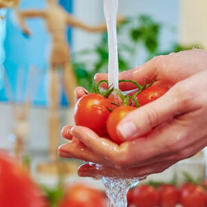 Моем помидоры черри