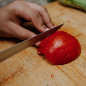 Нарезаем помидоры