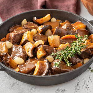 Готовая говядина в вине с грибами